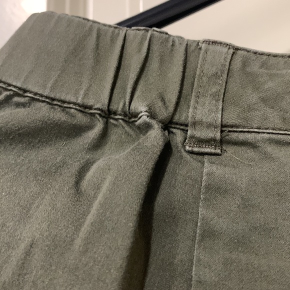 Chico’s Capri pants with front fake pockets, elastic side band and front zip - Picture 7 of 7